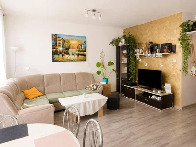 Obývací pokoj; dřevěná podlaha, přirozené světlo, moderní styl