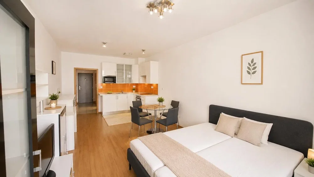 Dormitorio; suelo de madera, luz natural, estilo moderno