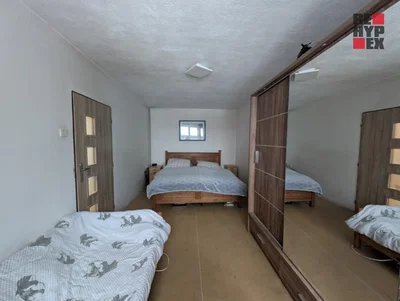 Quarto; chão de madeira, luz natural
