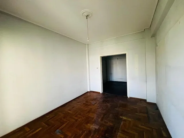 Outro; chão de madeira, precisa de renovação, luz natural