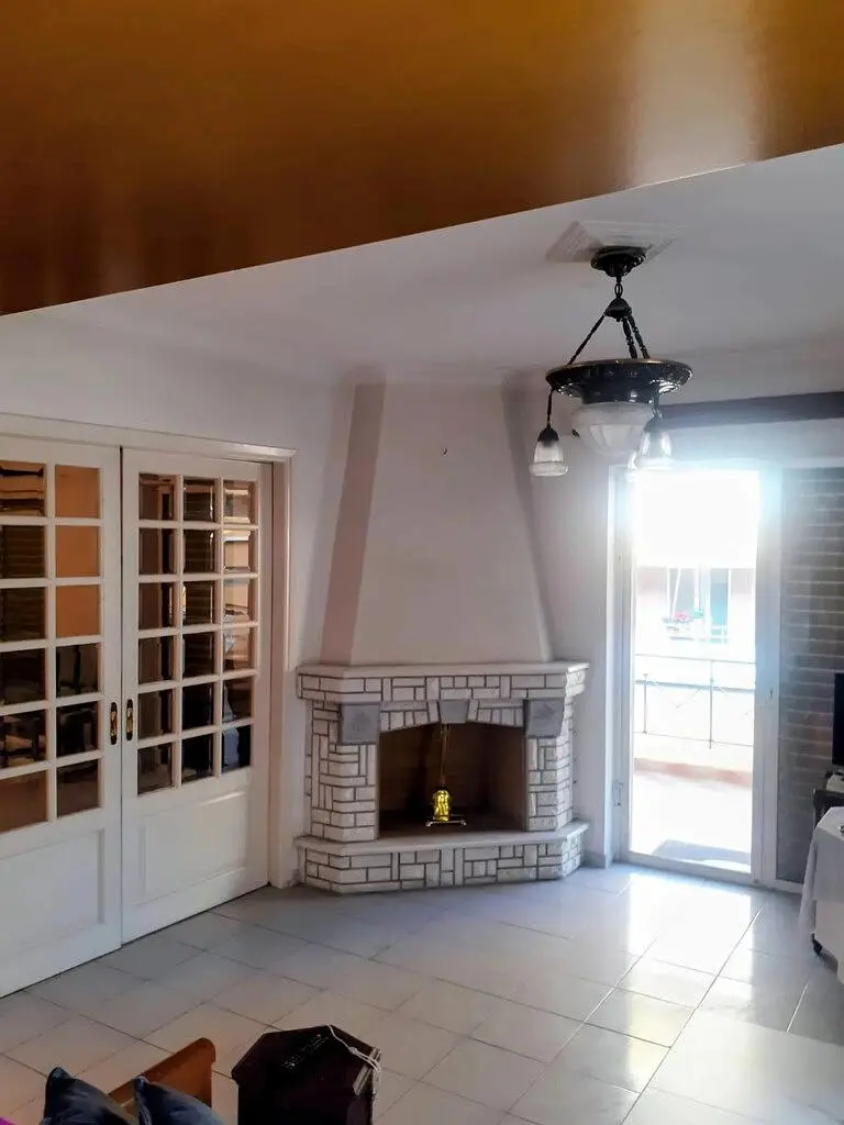 Sala de estar; lareira, chão de azulejo, luz natural