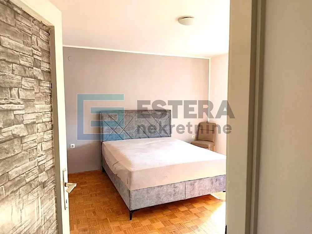 Ložnice; přirozené světlo, dřevěná podlaha