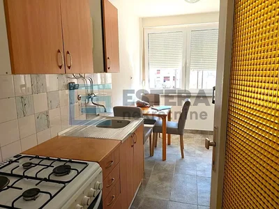Kuchyně; kuchyňské spotřebiče, dlažba, přirozené světlo