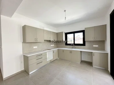 Cucina; elettrodomestici, pavimento in piastrelle, luce naturale