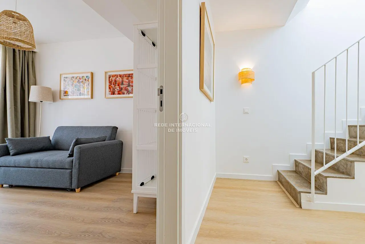 Living room; natural light, wood floor, modern style