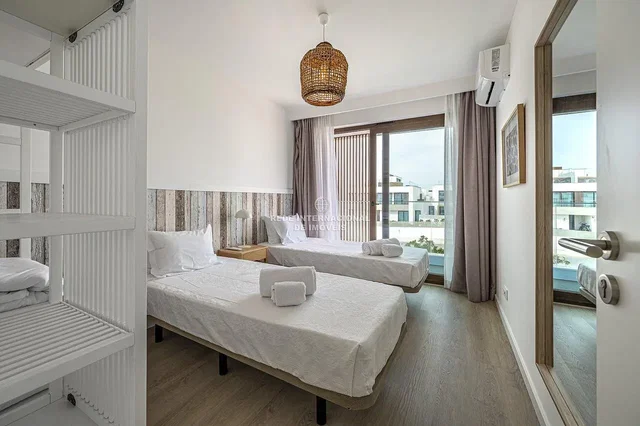 Schlafzimmer; holzboden, tageslicht, moderner stil
