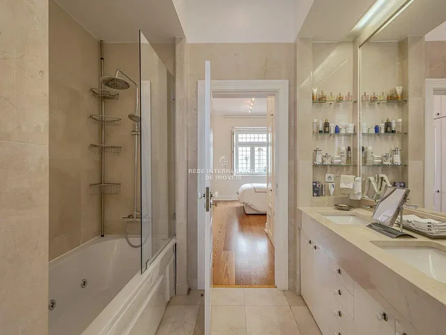 Bagno; pavimento in piastrelle, ristrutturato, luce naturale