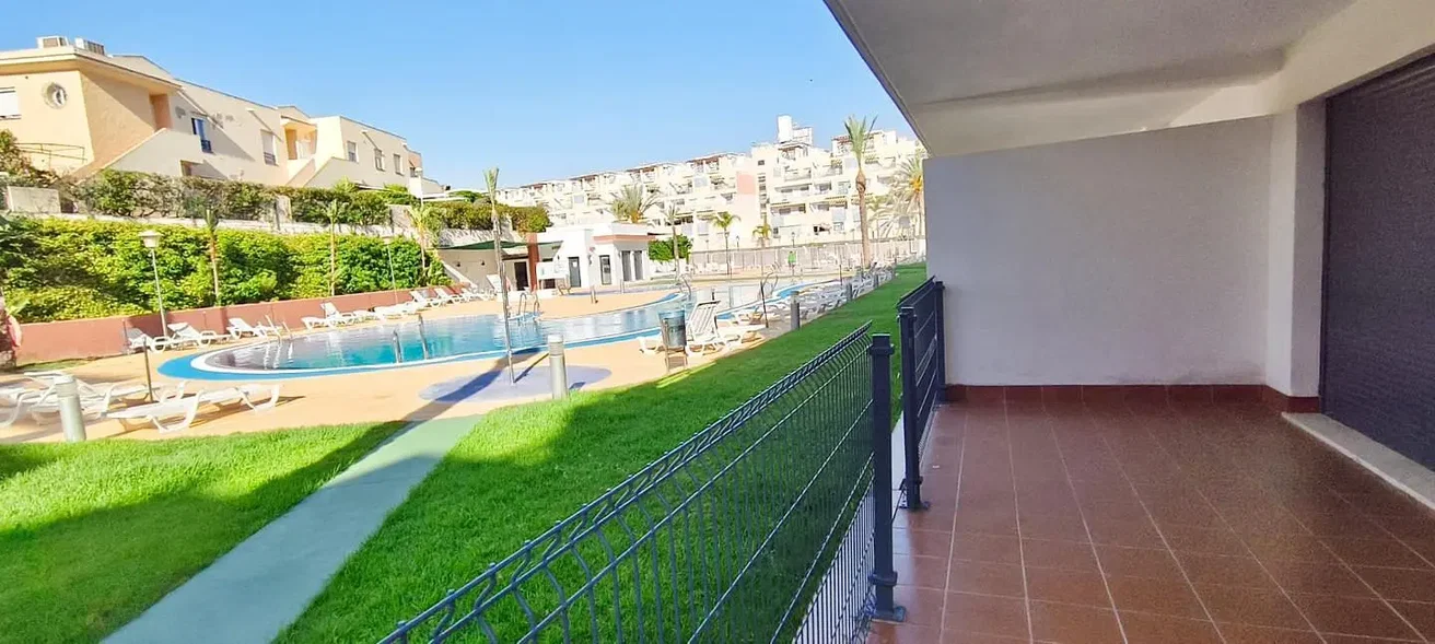 Balcone; pavimento in piastrelle, vista, luce naturale