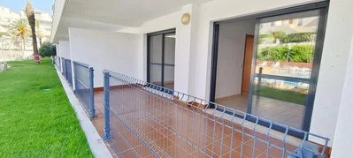 Balcón; luz natural, suelo de baldosas