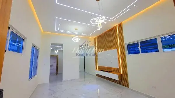 Salon; lumière naturelle, carrelage, hauteur sous plafond, rénové