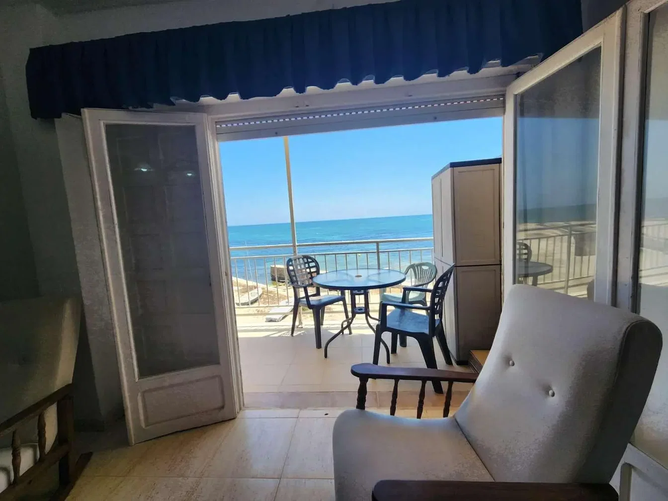 Balcon; vue, carrelage, lumière naturelle