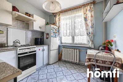 Cuisine; électroménager, carrelage, nécessite rénovation, lumière naturelle