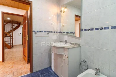 Toilette; fliesenboden