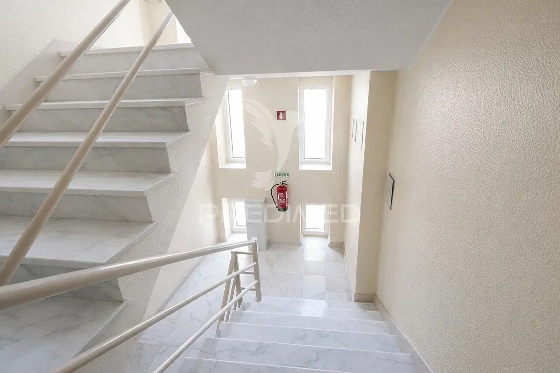 Ostalo; talne ploščice, naravna svetloba