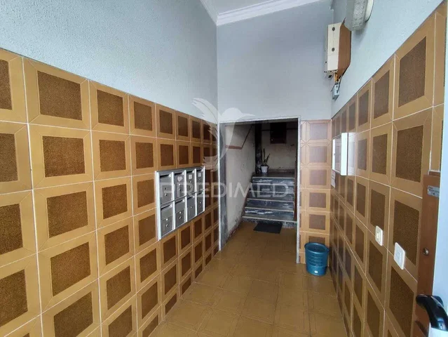 Vestiário; chão de azulejo, precisa de renovação