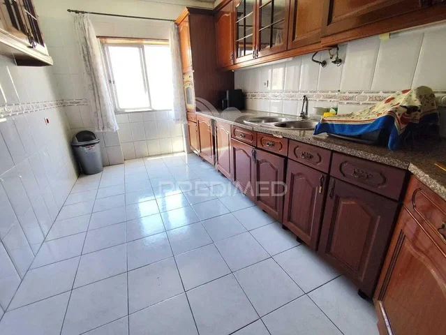 Cozinha; chão de azulejo, eletrodomésticos, luz natural