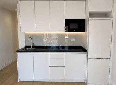 Cucina; elettrodomestici, pavimento in legno, ristrutturato, luce naturale