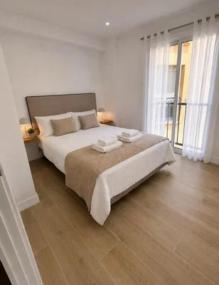 Camera da letto; pavimento in piastrelle, luce naturale
