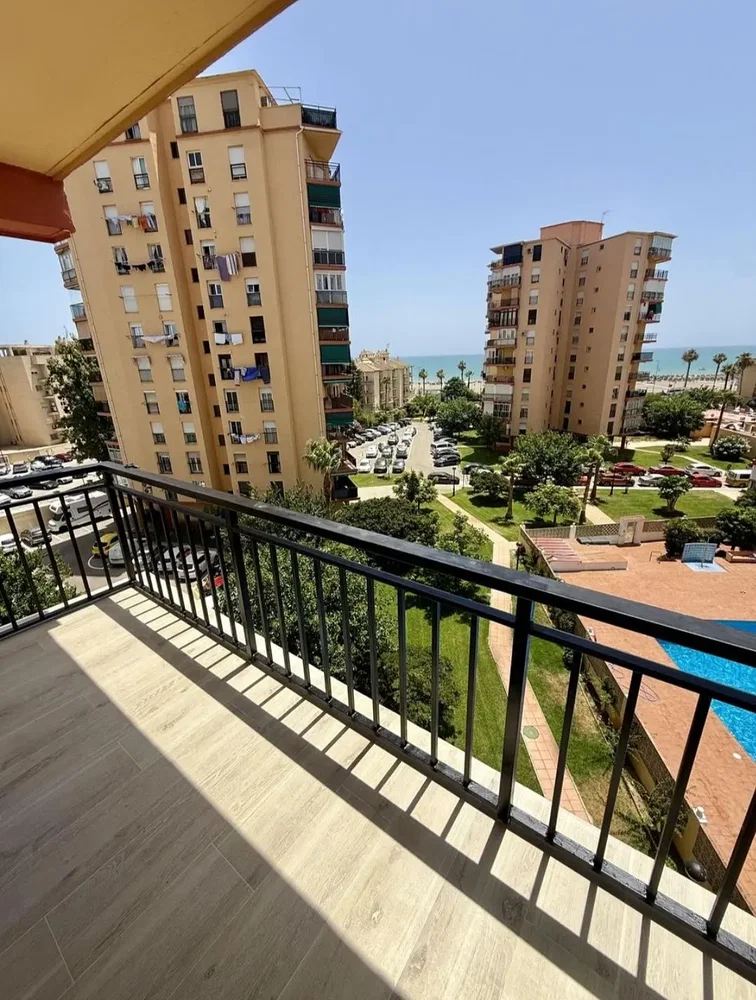Balcone; vista, pavimento in piastrelle, luce naturale