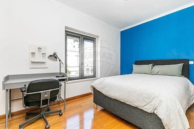 Schlafzimmer; holzboden, tageslicht
