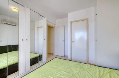 Schlafzimmer; holzboden, tageslicht
