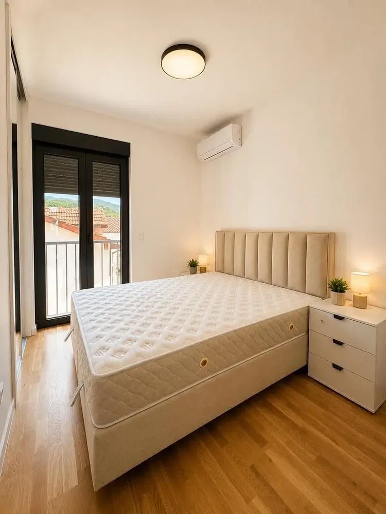 Schlafzimmer; holzboden, tageslicht