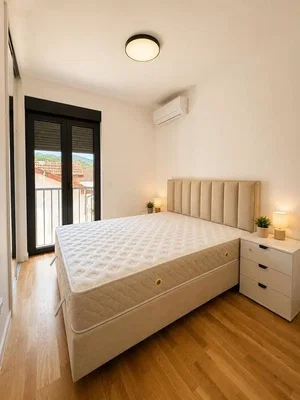 Schlafzimmer; holzboden, tageslicht