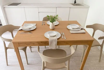 Cuisine; électroménager, carrelage, lumière naturelle, style moderne