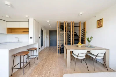 Keuken; keukenapparatuur, houten vloer, natuurlijk licht, moderne stijl