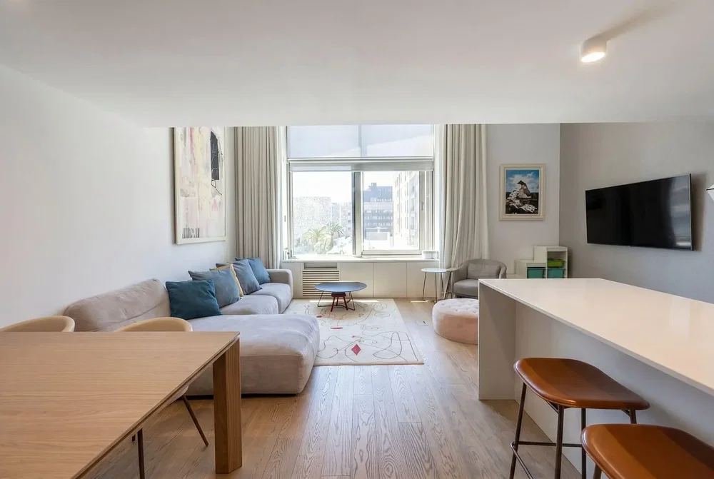 Woonkamer; natuurlijk licht, houten vloer, moderne stijl