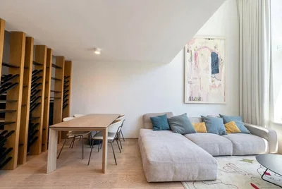Woonkamer; natuurlijk licht, moderne stijl, houten vloer