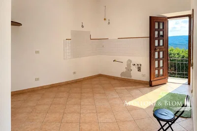 Autre; carrelage, lumière naturelle, nécessite rénovation, vue