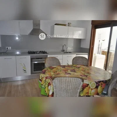 Kuchyně; kuchyňské spotřebiče, dřevěná podlaha, přirozené světlo