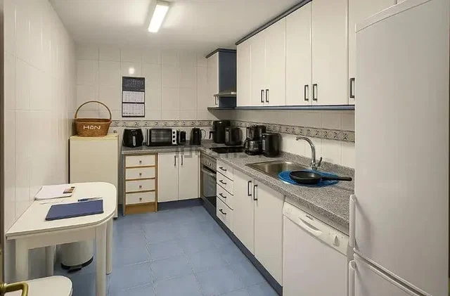 Cucina; elettrodomestici, pavimento in piastrelle