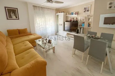 Wohnzimmer; fliesenboden, tageslicht, moderner stil