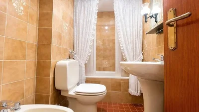 Toilette; pavimento in piastrelle, luce naturale