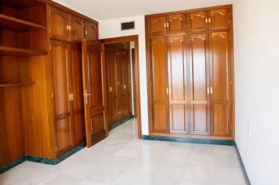 Schlafzimmer; holzboden, fliesenboden, hohe decken, holzbalken, renoviert, tageslicht