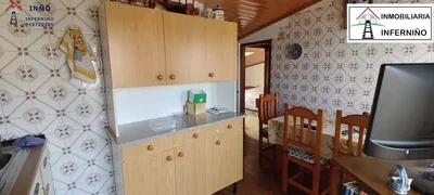 Küche; fliesenboden, holzboden, renovierungsbedürftig