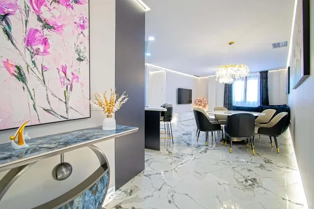 Soggiorno; pavimento in piastrelle, luce naturale, stile moderno