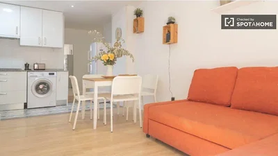 Salon; électroménager, parquet, lumière naturelle, style moderne