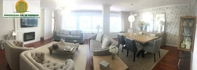 Oturma odası; doğal ışık, ahşap zemin