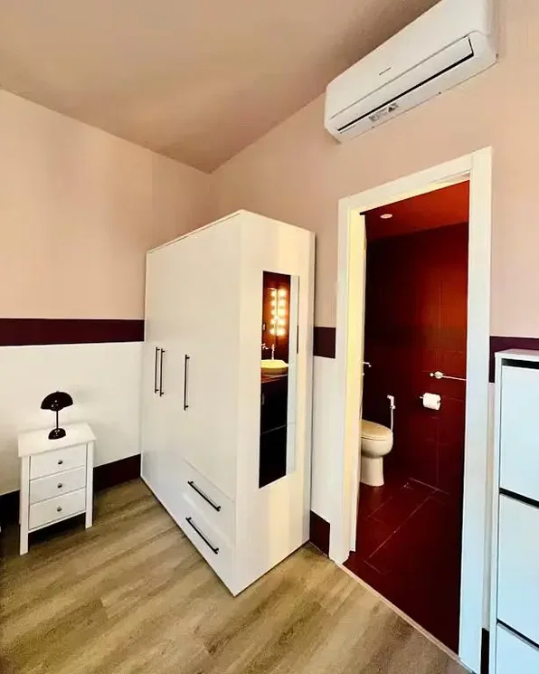 Ložnice; dřevěná podlaha, po rekonstrukci, přirozené světlo