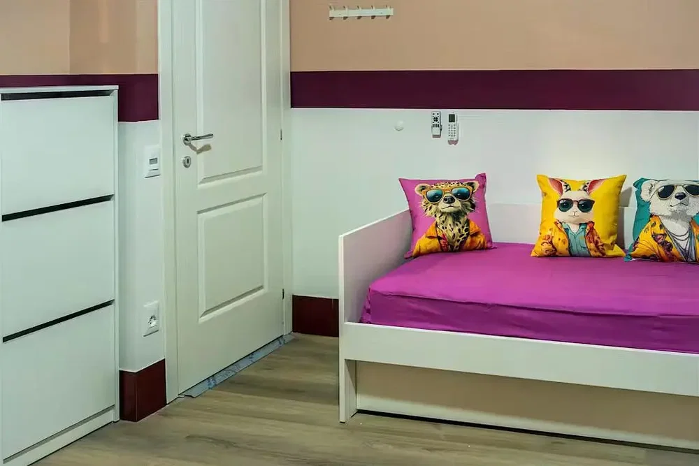 Kinderkamer; houten vloer, natuurlijk licht