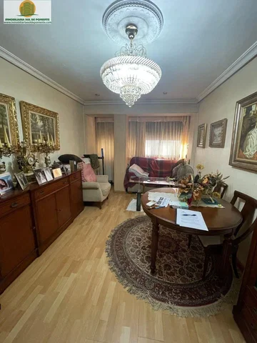 Salón; suelo de madera, luz natural, estilo rústico