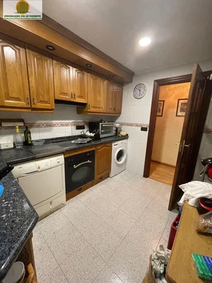 Cocina; electrodomésticos, suelo de baldosas, necesita renovación