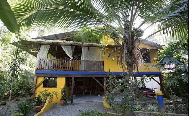 Casa y alrededores; luz natural, vista