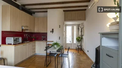 Cuisine; lumière naturelle, parquet, électroménager
