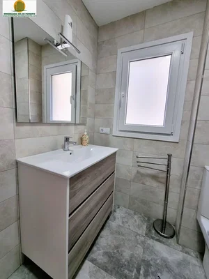 Banyo; fayans zemin, tadilatlı, doğal ışık