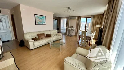 Salón; suelo de madera, luz natural, estilo moderno