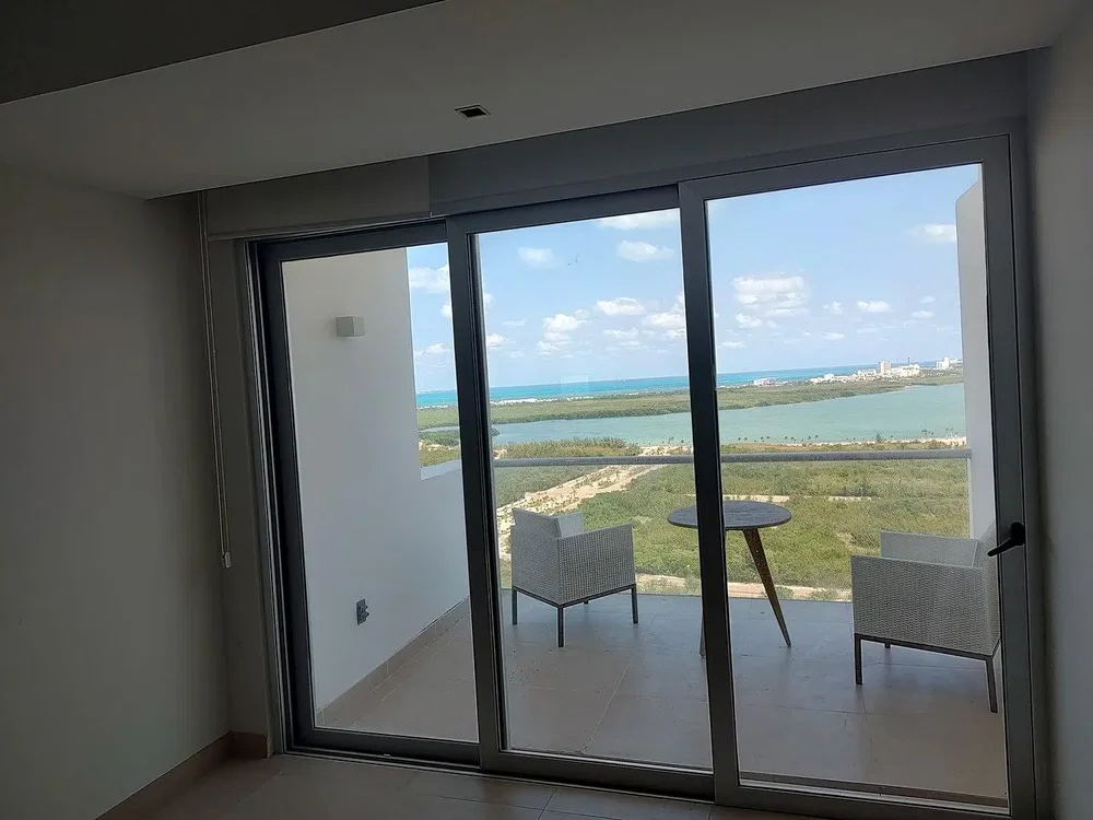 Balkon; výhled, přirozené světlo, dlažba